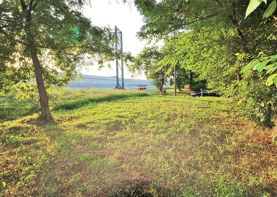 2nd image of 1018 Sabine St Lot 11