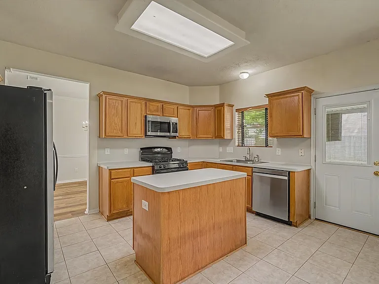 10840 Sycamore Dr N — Photo 15
