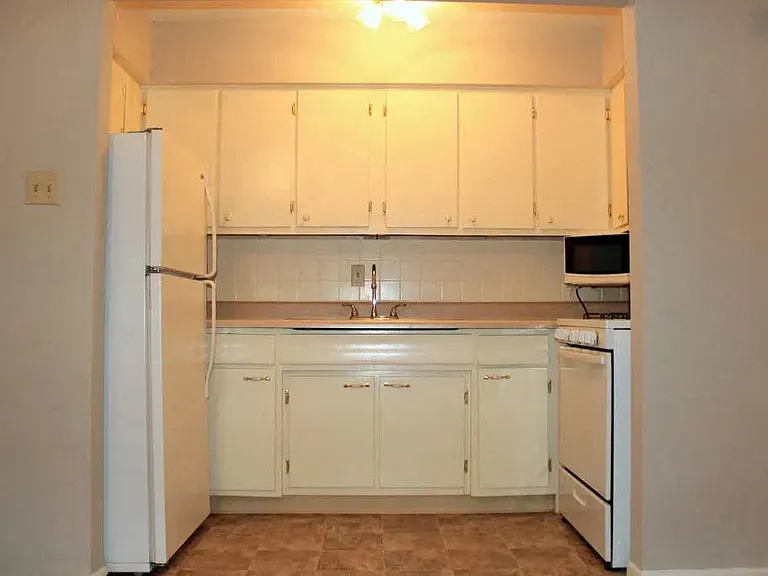 White Bluff Apartments — Photo 27