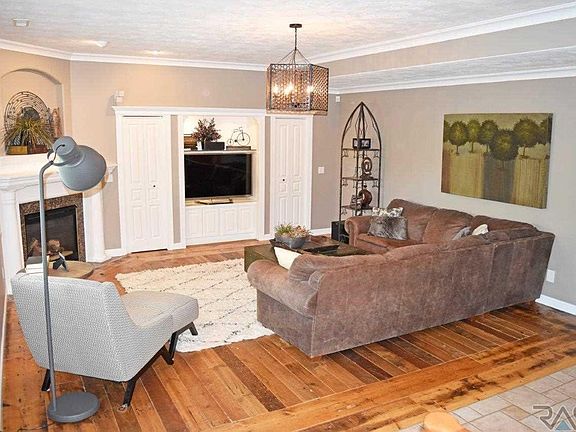 4th image of 105 E Saint Andrews Dr