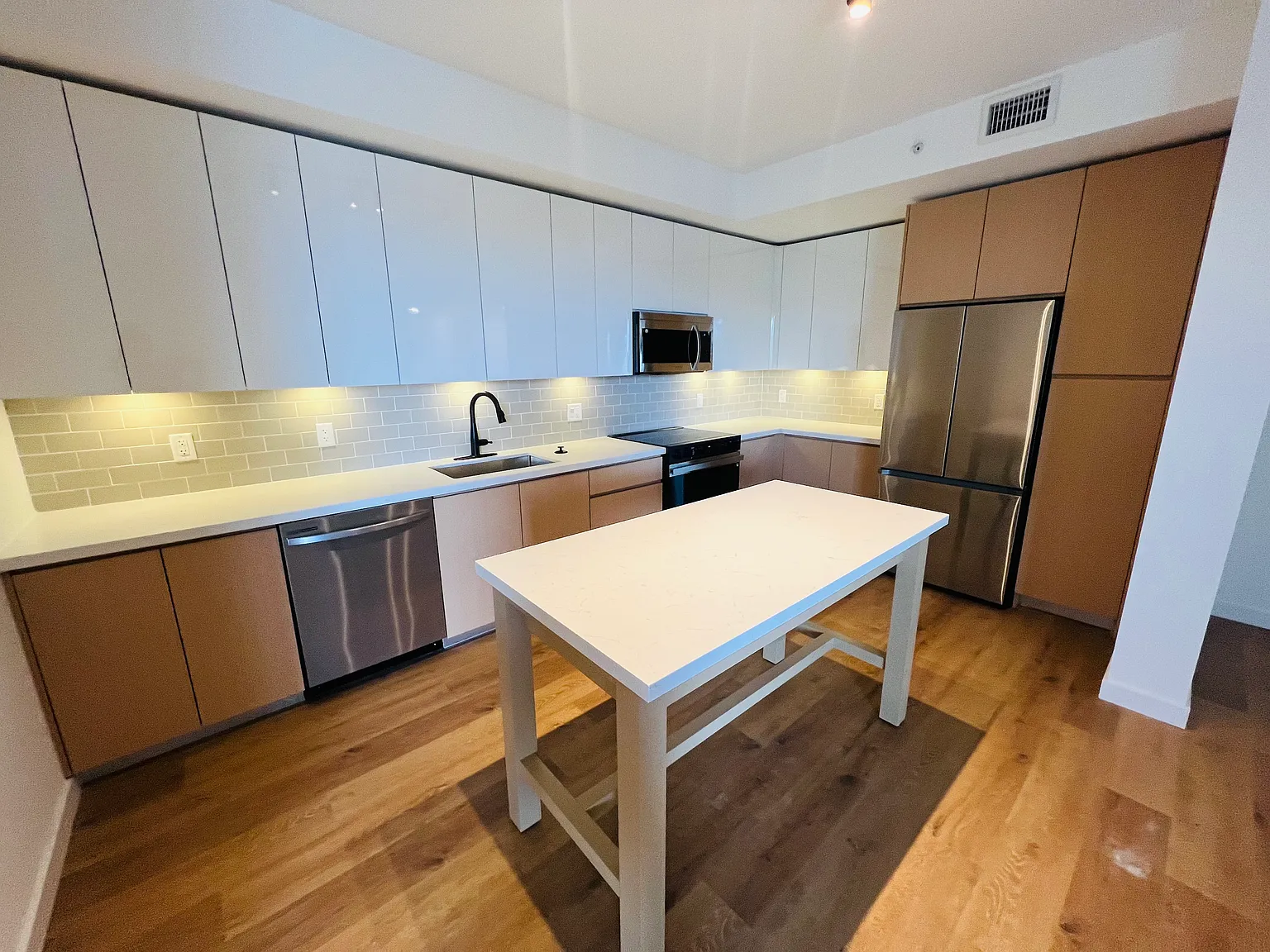 3 bed, 1500 sqft, $4,950 — Photo 4