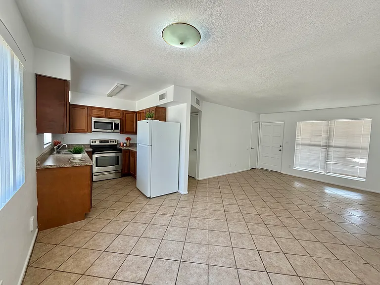 765 N Arrowhead Dr #2 — Photo 11