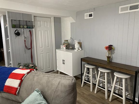 2nd image of 440 N May St #E