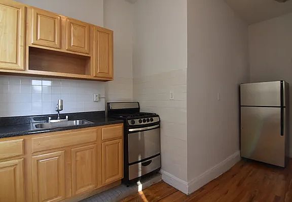 3rd image of 368 Van Brunt St APT 2