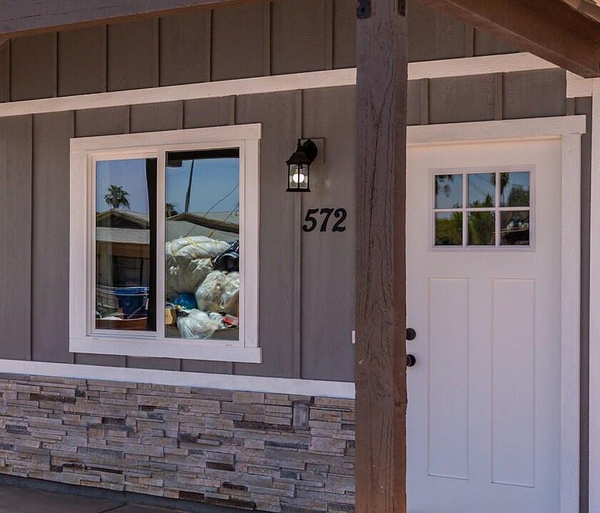 1st image of 572 N PASADENA --