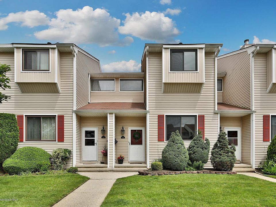 1st image of 544 Clubhouse Dr