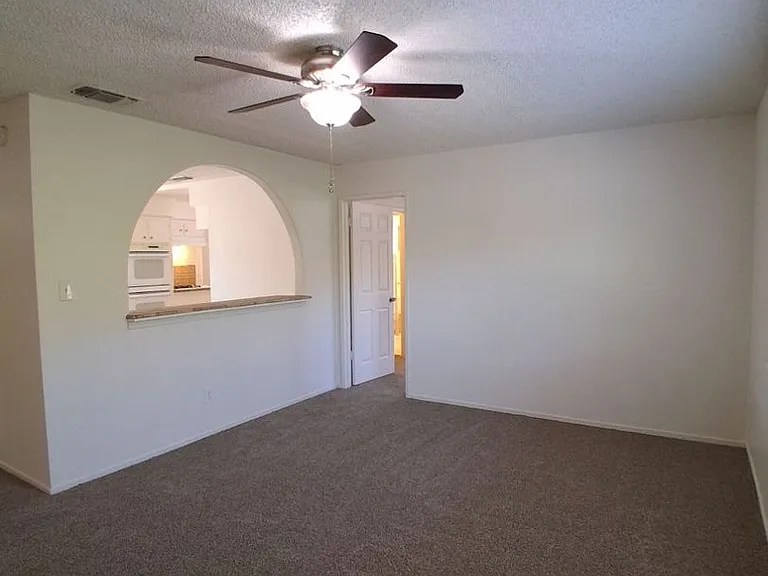 1419 N Winery Ave — Photo 17