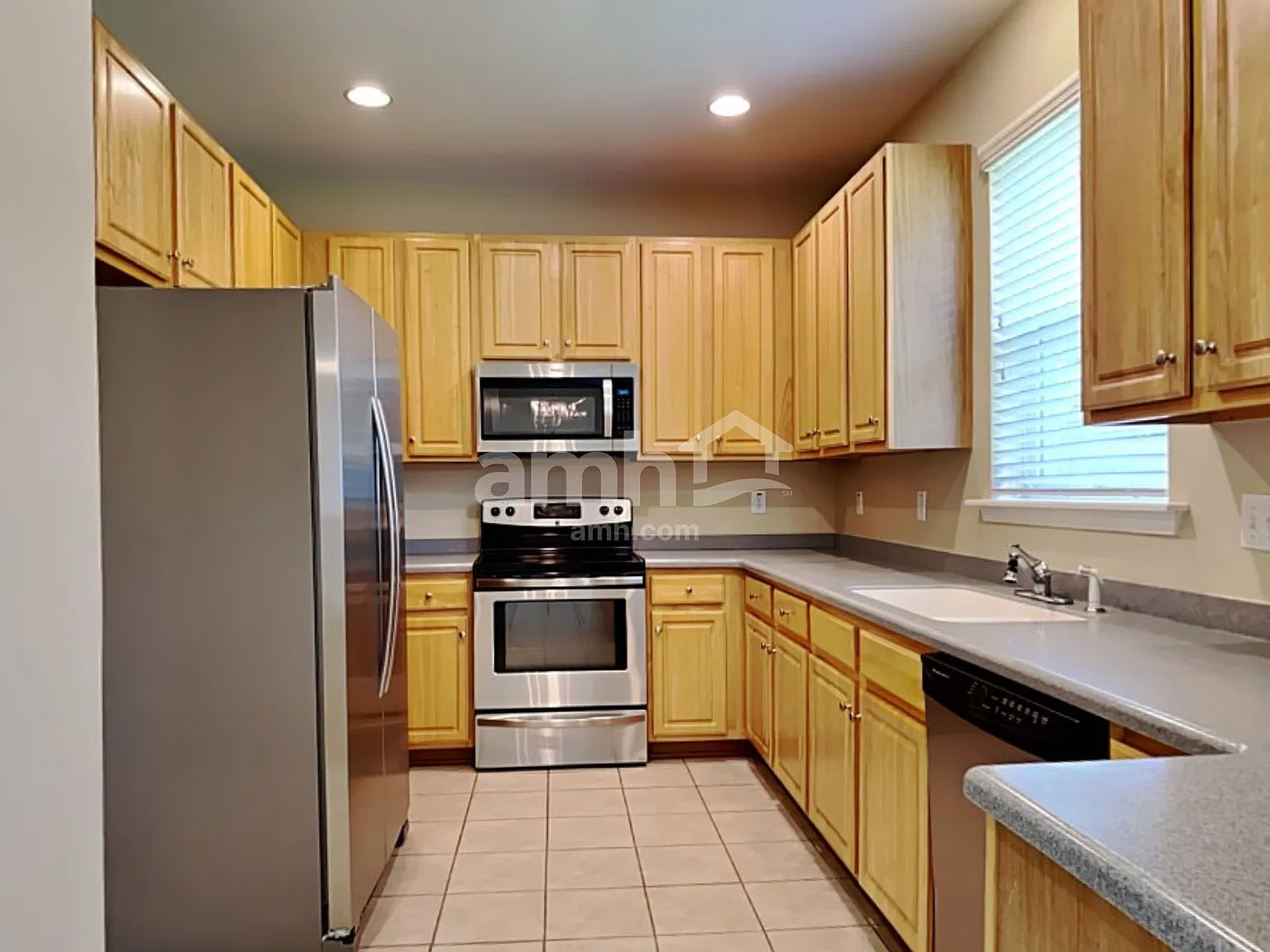 3 bed, 2.5 bath, 1562 sqft, $2,170 — Photo 3