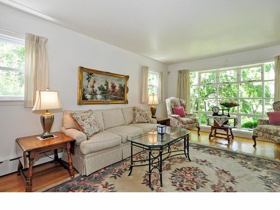 4th image of 90 Woodcrest Ave
