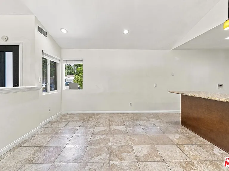 15920 Gledhill St — Photo 23