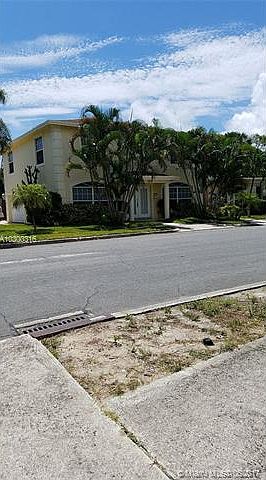 2nd image of 906 5th St
