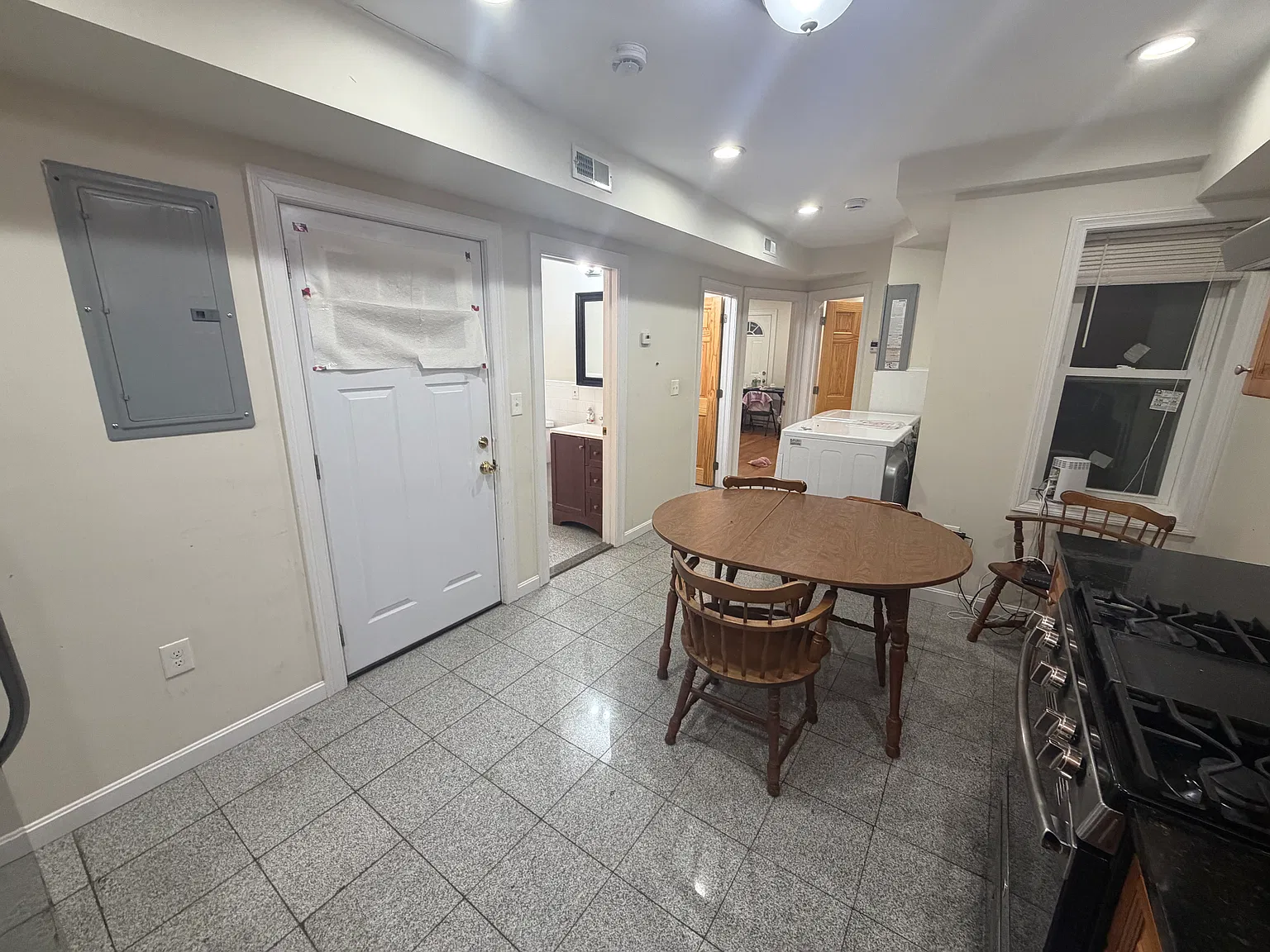 3 bed, 1000 sqft, $4,050 — Photo 3