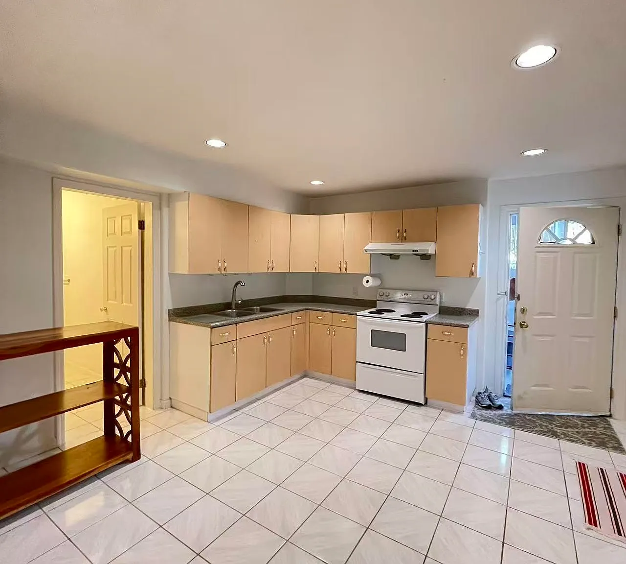 3 bed, 900 sqft, $2,000 — Photo 3