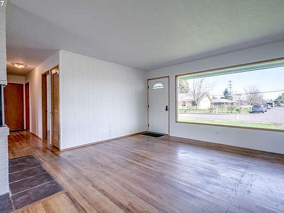 4th image of 504 N Knoxville Way