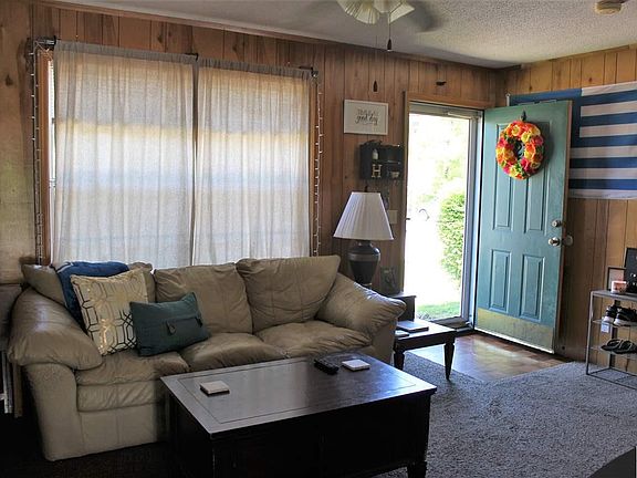 4th image of 27 Stanford Dr