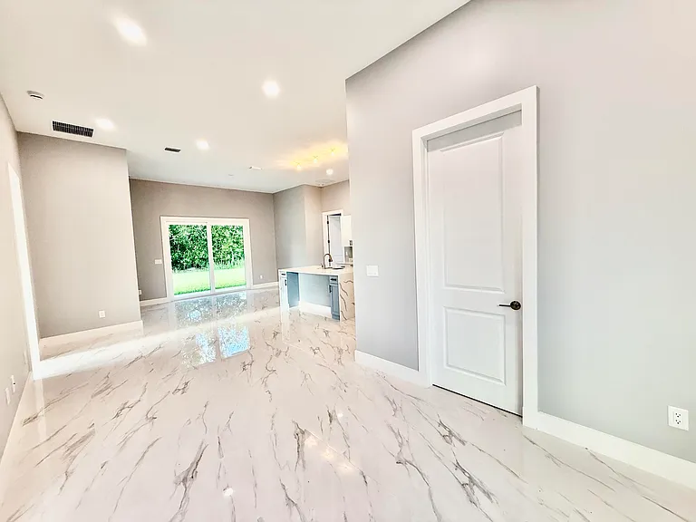 675 NE Moss Rose Pl — Photo 5
