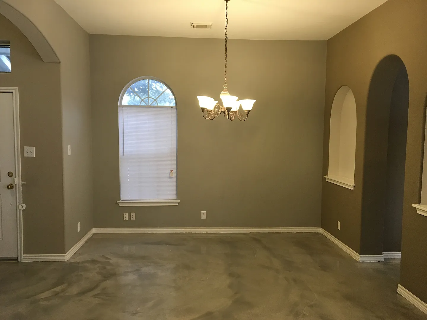 Welcome home to 824 Crossbranch! — Photo 3