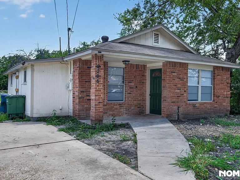 2206 Colima St — Photo 2