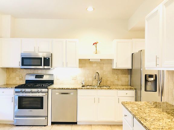5th image of 49 Hill Cir