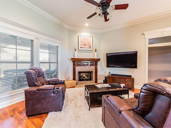 4th image of 326 Oak Hill Ln
