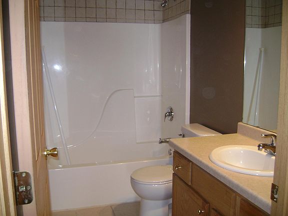 2nd image of 880 Lyn Way Unit 102