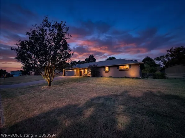 1102 N 8th St, Van Buren, AR 72956