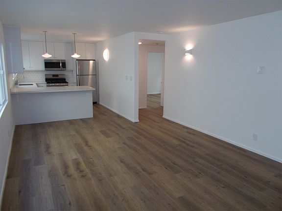 3rd image of 925 W Balboa Blvd APT B