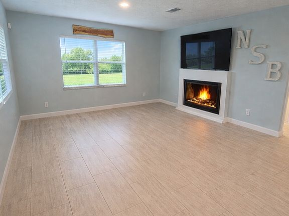 4th image of 830 E 18th Ave