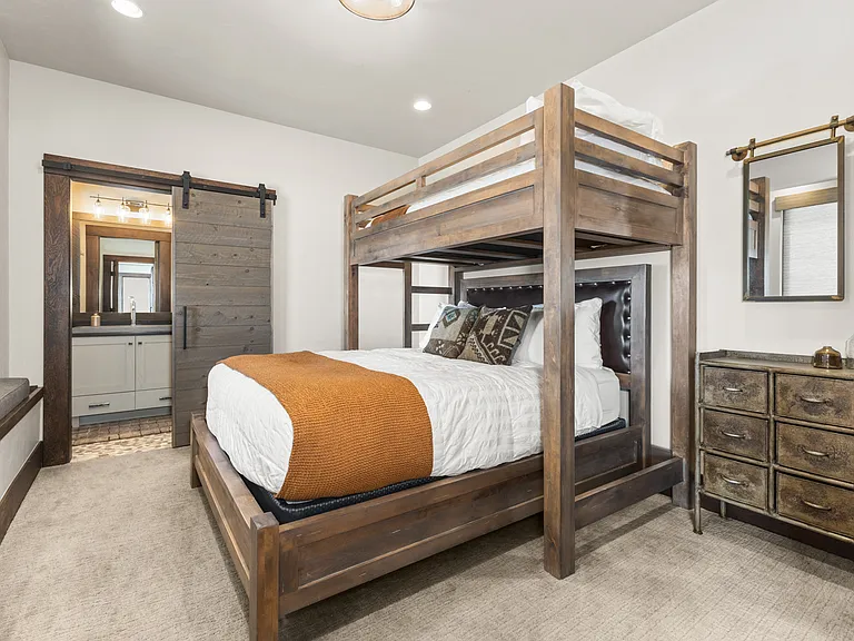Lower Level Ensuite Bedroom 3 - Twin over Queen