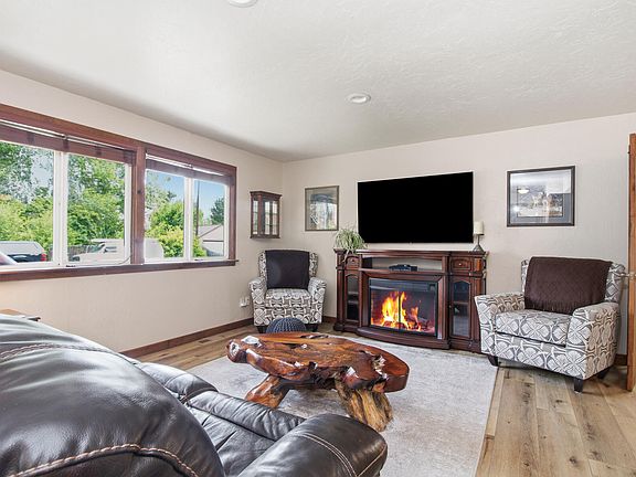 3rd image of 341 Aspen Dr