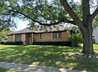 915 Pin Oak Cir, Cary, IL 60013