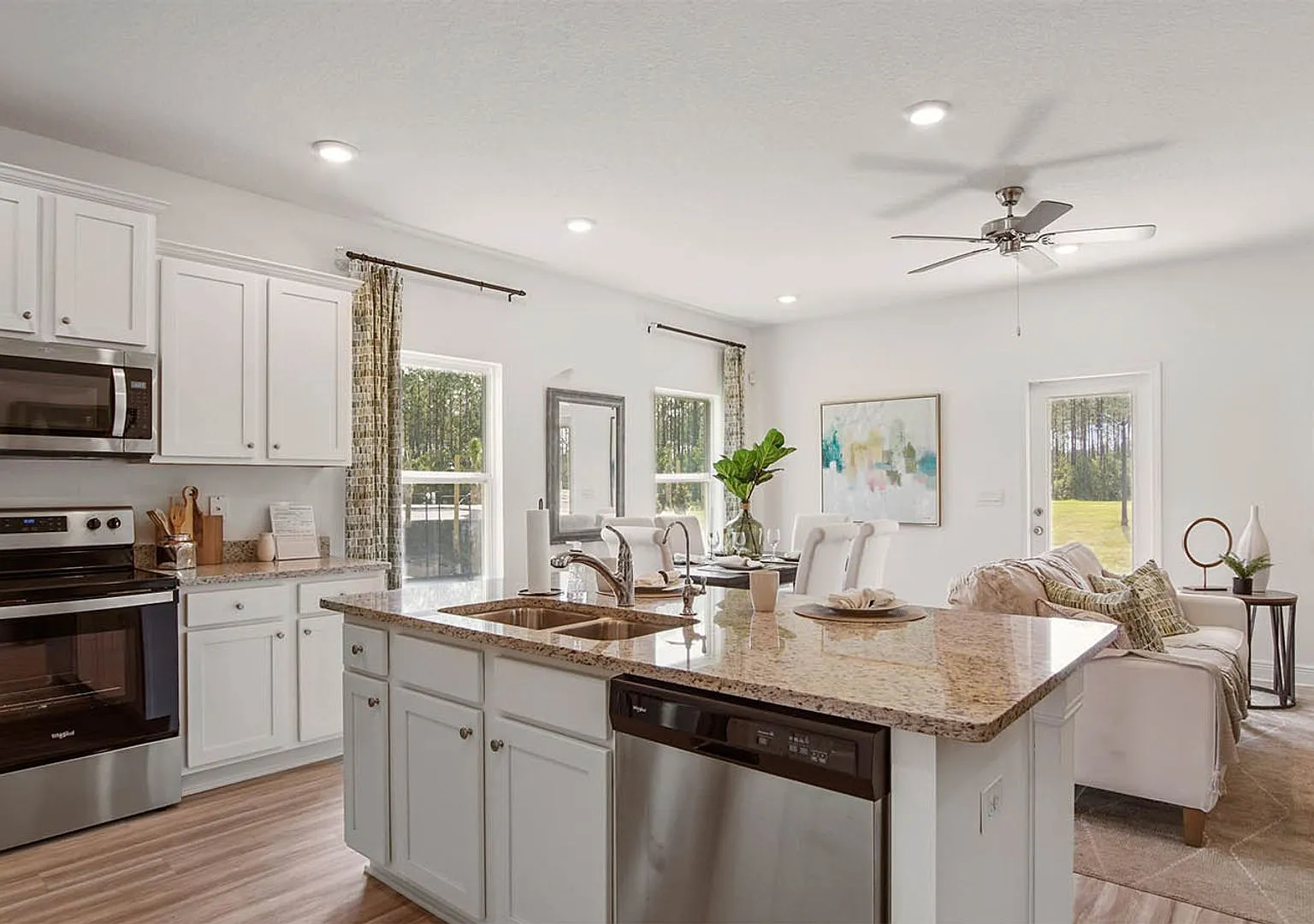 Like-New End-Unit Townhome | Community Pool & Playground | A Few Miles From The Beach — Photo 4