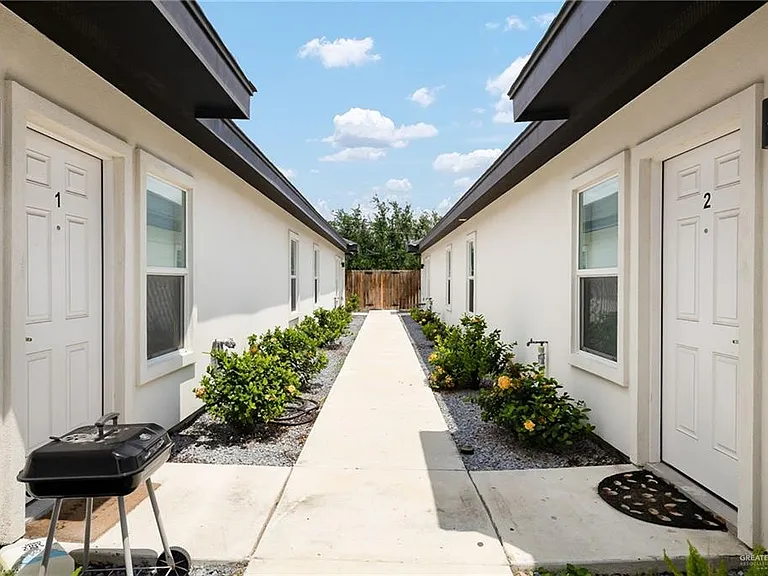3802 N Robin Ave #3 — Photo 2