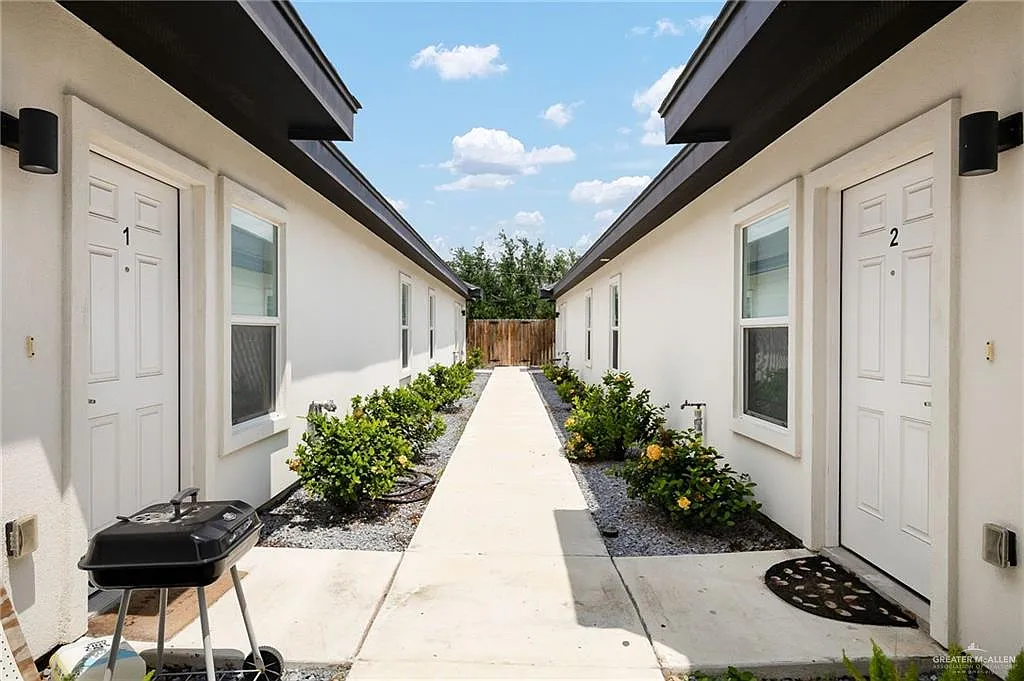 Building Photo - 3802 N Robin Ave #3