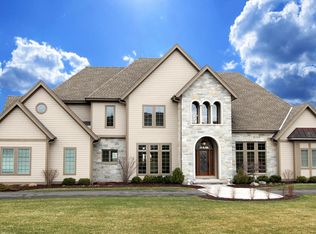 11092 N Sutton Ridge Dr, Mequon, WI 53097