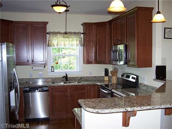 5th image of 184 Brookfield Dr