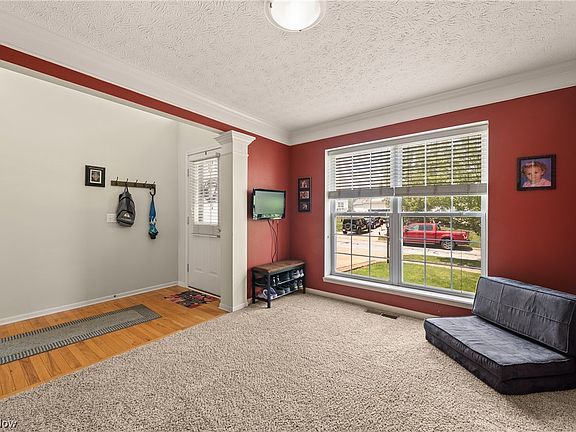 5th image of 687 Cornell Dr
