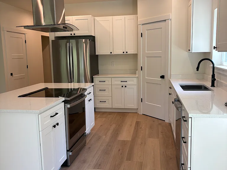 706 Roslyn Pl — Photo 3