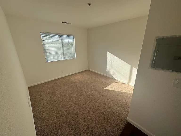 2630 Darwin St — Photo 12