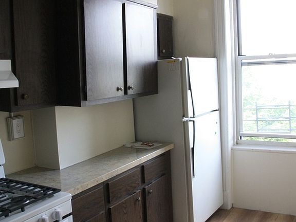 4th image of 1517 Greene Ave