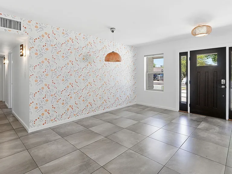2525 E Minnezona Ave — Photo 5