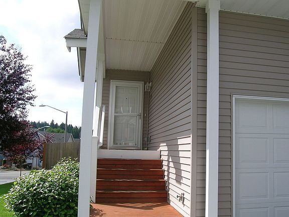 2nd image of 143 NE Tucannon Ct