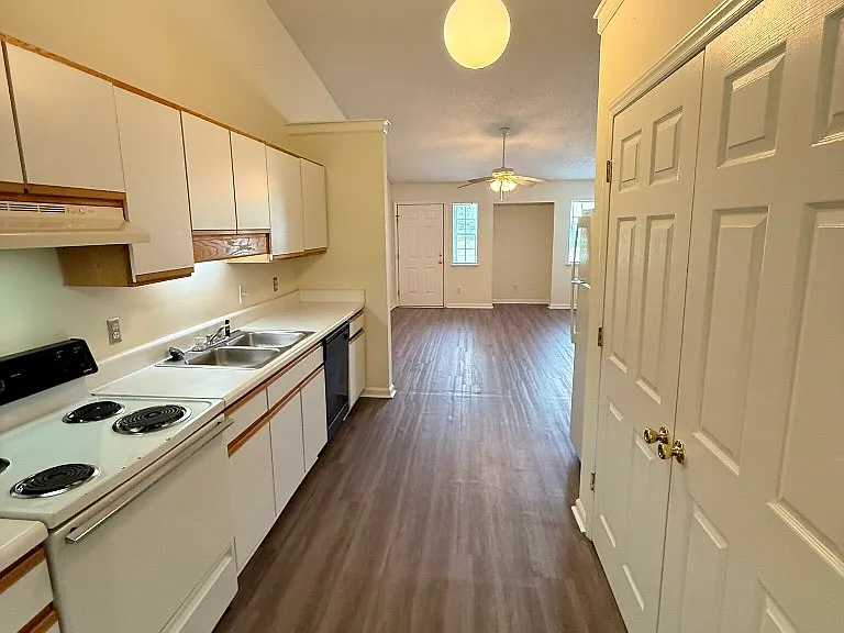 104 Benin Ct #B — Photo 12
