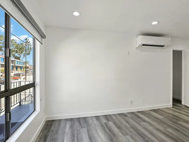 900 W College St #4 — Photo 8