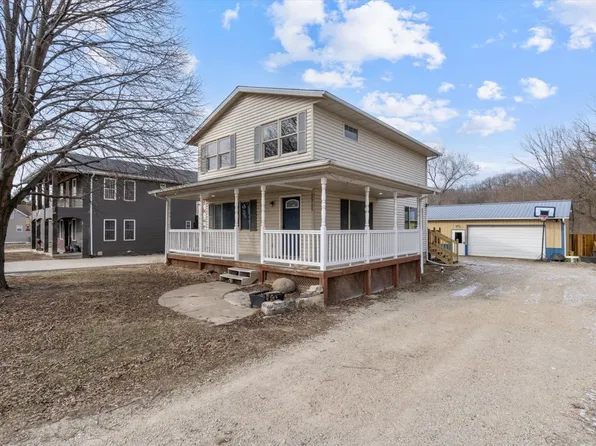 24784 Valley Dr, Pleasant Valley, IA 52767