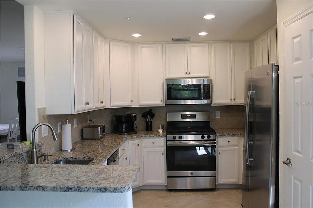 3 bed, 2.0 bath, 1741 sqft, $6,995 — Photo 4