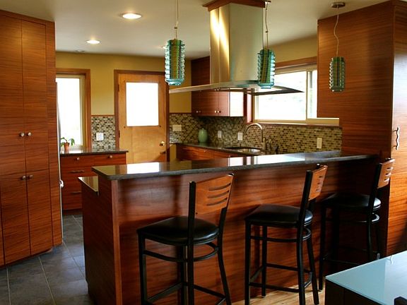 Gorgeous Open Kitchen, Higher end appliances, custom cabinets