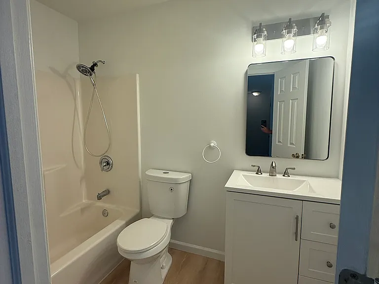 Upstairs hallway full bathroom