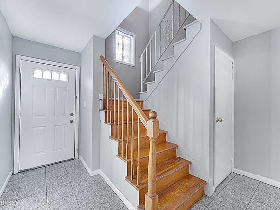 4th image of 18W220 Standish Ln