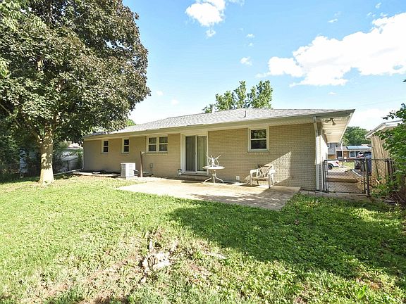 4th image of 2229 Crestview Dr